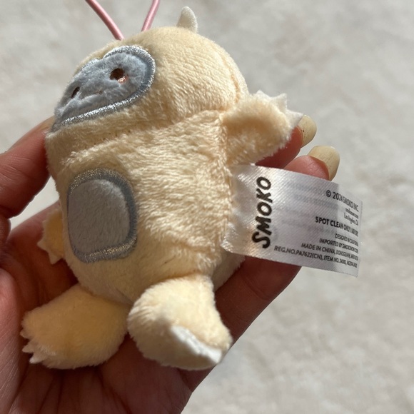 Smoko loop keychain Cream adorable snowman like creature Plush Toy - Picture 5 of 9